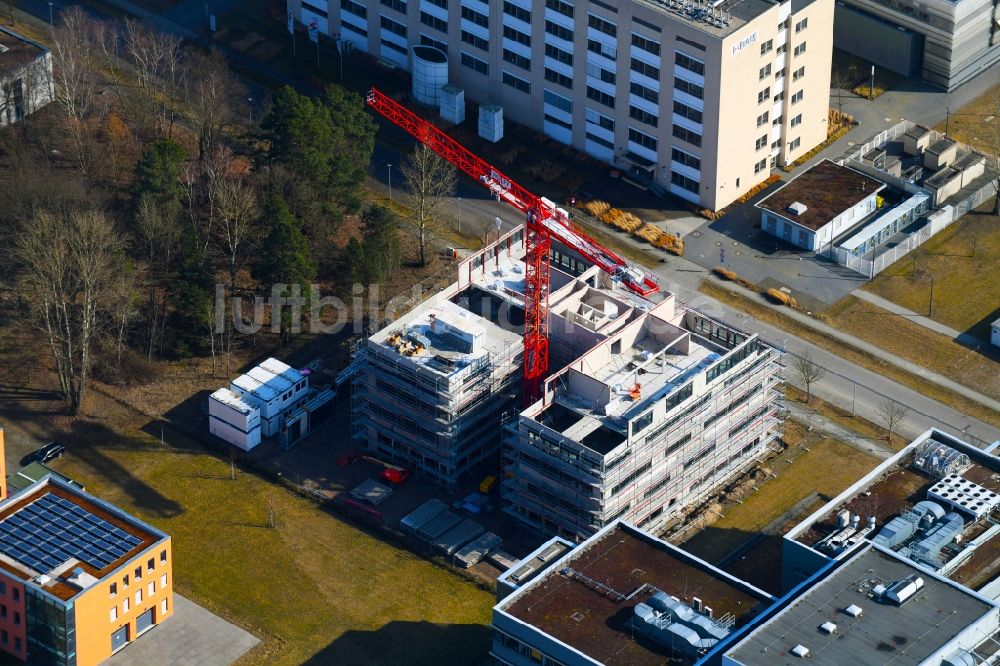 Luftaufnahme Berlin - Neubau eines Büro- und Geschäftshauses an der Richard-Willstätter-Straße im Ortsteil Adlershof in Berlin, Deutschland