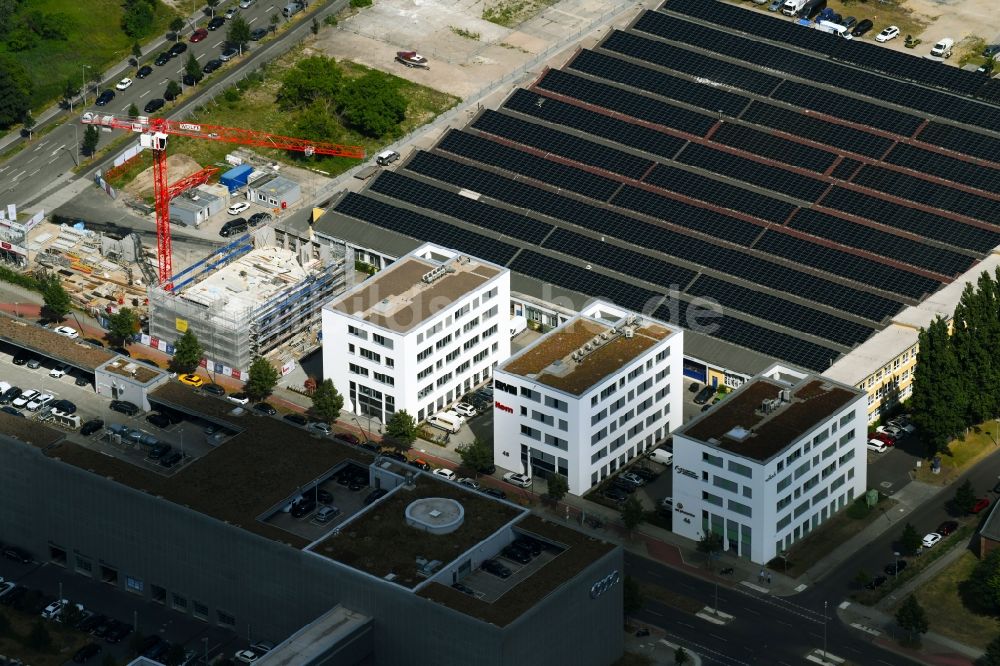 Berlin aus der Vogelperspektive: Neubau eines Büro- und Geschäftshauses Rudower Chaussee im Ortsteil Adlershof in Berlin, Deutschland