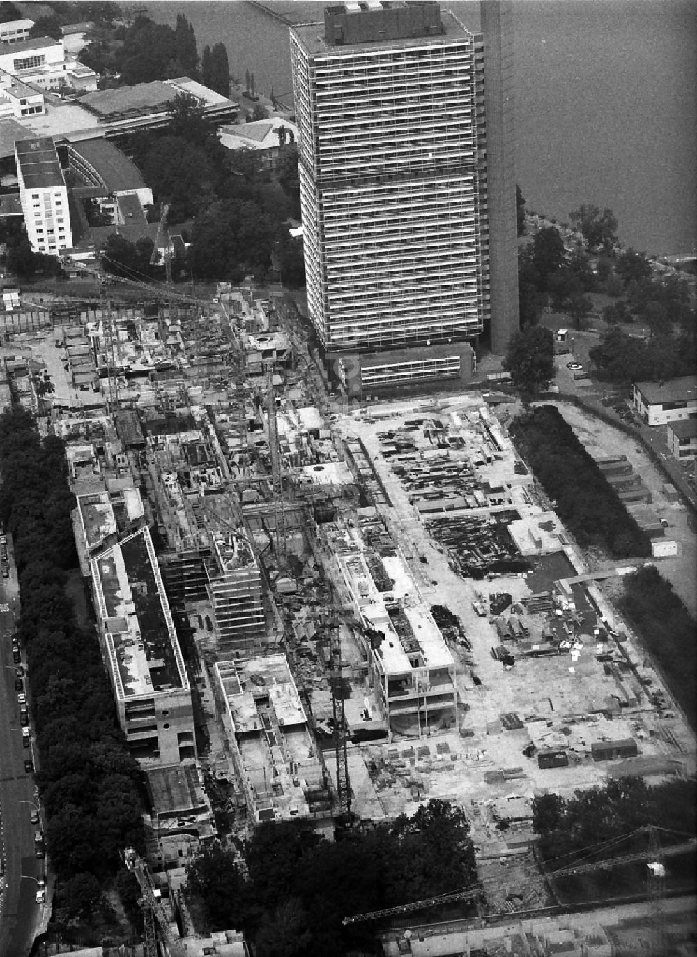 Bonn von oben - Neubau eines Büro- und Geschäftshauses Schürmann-Bau an der Kurt-Schumacher-Straße im Ortsteil Gronau in Bonn im Bundesland Nordrhein-Westfalen, Deutschland