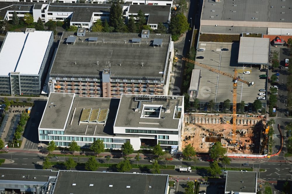 Erlangen aus der Vogelperspektive: Neubau eines Büro- und Geschäftshauses Siemens Healthineers in Erlangen im Bundesland Bayern, Deutschland