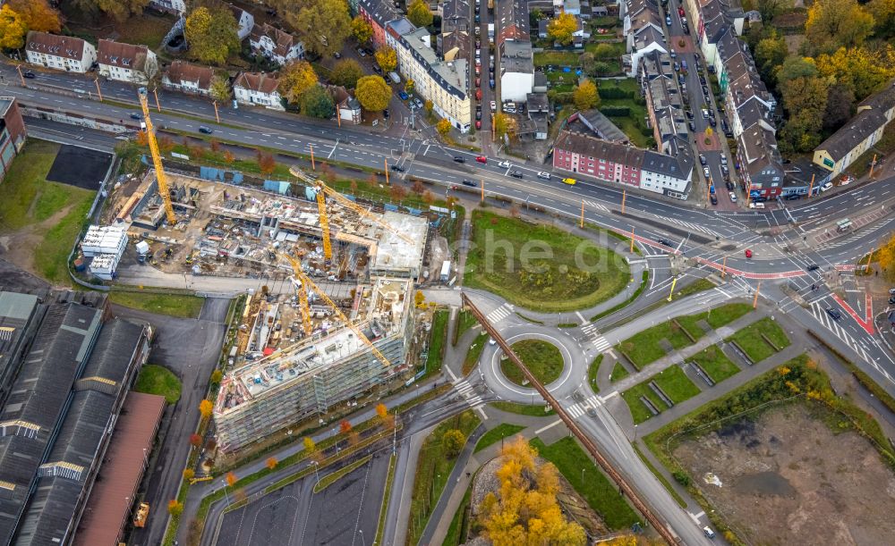 Bochum von oben - Neubau eines Büro- und Geschäftshauses TRIUM - An der Jahrhunderthalle in Bochum im Bundesland Nordrhein-Westfalen, Deutschland