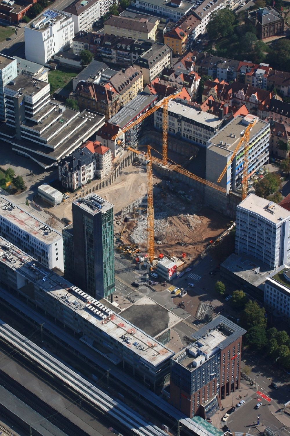 Luftaufnahme Freiburg im Breisgau - Neubau eines Büro- und Geschäftshauses der Volksbank Freiburg und der Aula des St. Ursula Gymnasiums in Freiburg im Breisgau im Bundesland Baden-Württemberg, Deutschland