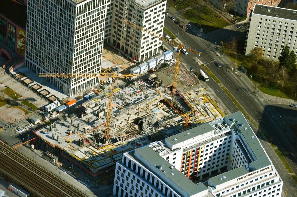 Berlin aus der Vogelperspektive: Neubau eines Büro- und Geschäftshauses VoltAir an der Voltairestraße - Dircksenstraße - Alexanderstraße im Ortsteil Mitte in Berlin, Deutschland