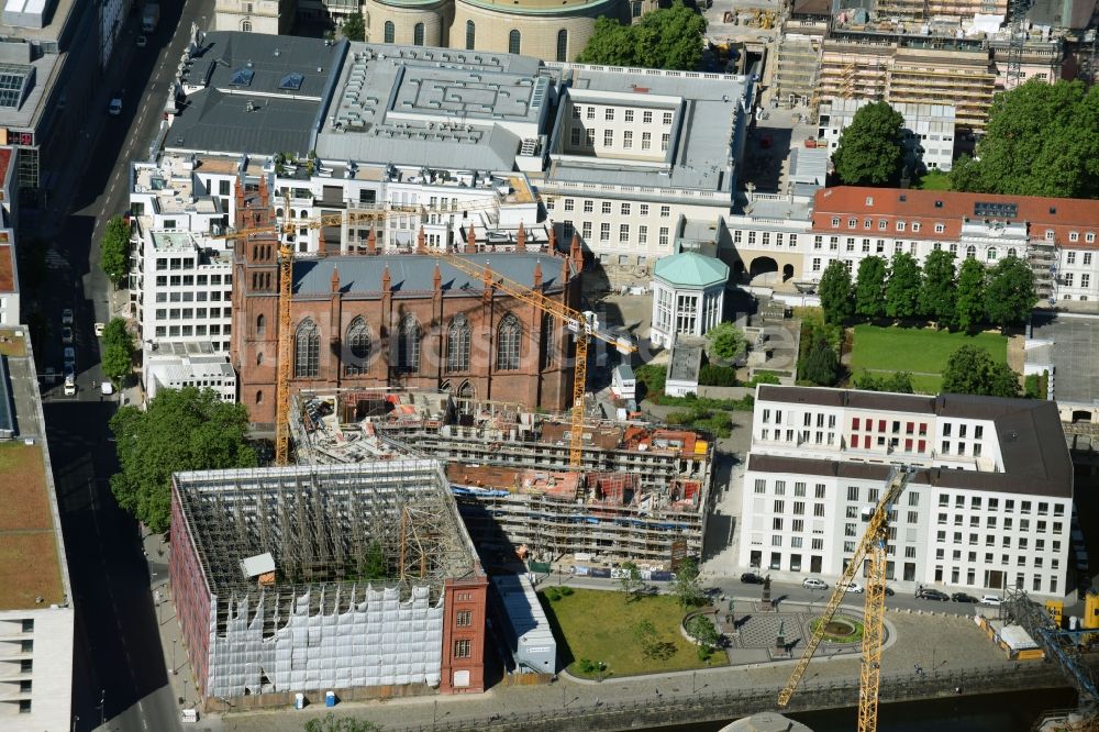 Luftbild Berlin - Neubau eines Büro- und Geschäftshauses am Werderscher Markt Ecke Schinkelplatz im Ortsteil Mitte in Berlin, Deutschland