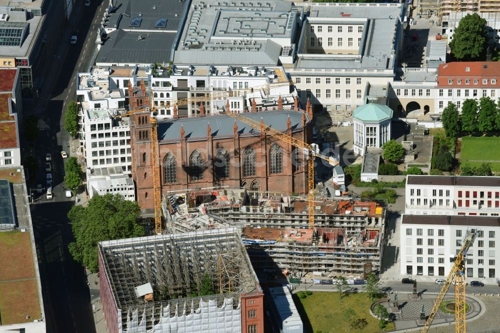 Luftaufnahme Berlin - Neubau eines Büro- und Geschäftshauses am Werderscher Markt Ecke Schinkelplatz im Ortsteil Mitte in Berlin, Deutschland