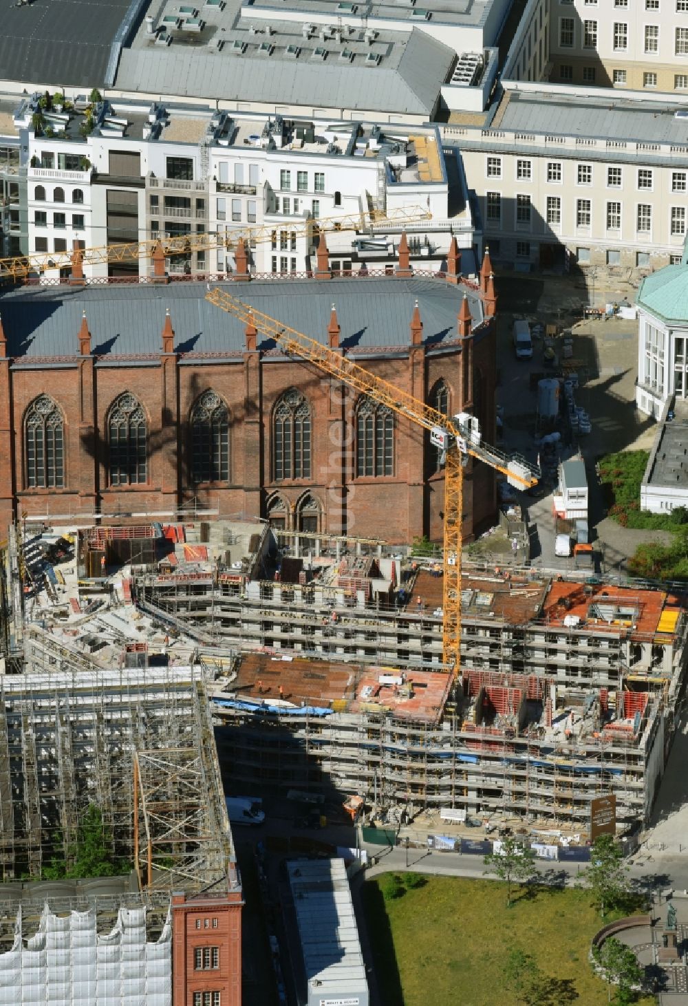 Berlin von oben - Neubau eines Büro- und Geschäftshauses am Werderscher Markt Ecke Schinkelplatz im Ortsteil Mitte in Berlin, Deutschland