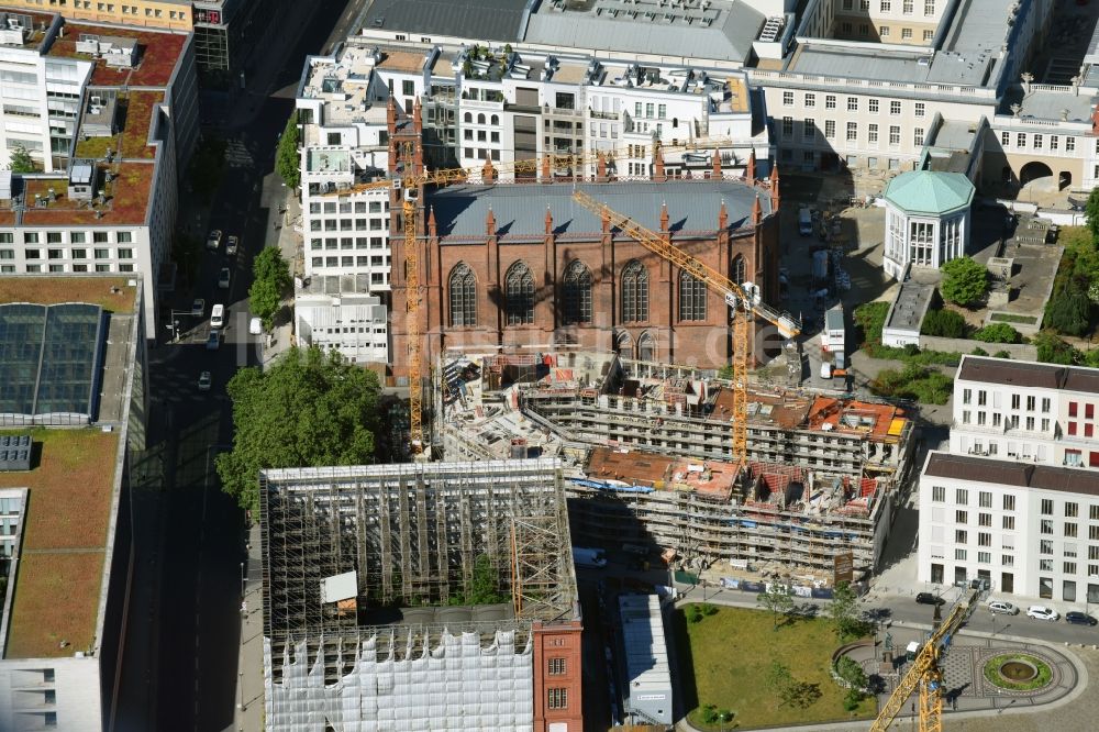 Berlin aus der Vogelperspektive: Neubau eines Büro- und Geschäftshauses am Werderscher Markt Ecke Schinkelplatz im Ortsteil Mitte in Berlin, Deutschland