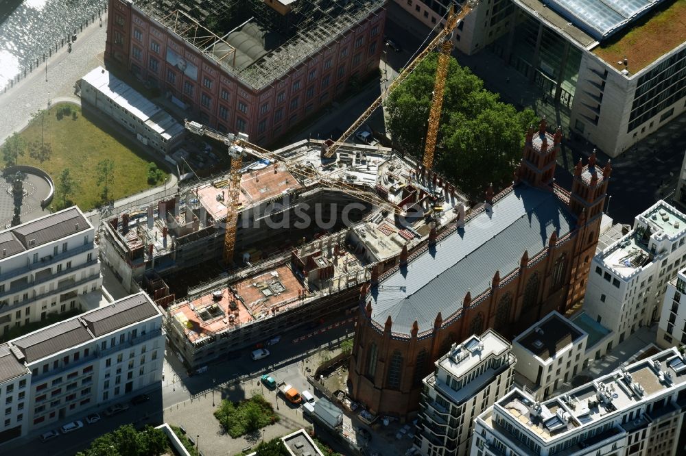 Luftbild Berlin - Neubau eines Büro- und Geschäftshauses am Werderscher Markt Ecke Schinkelplatz im Ortsteil Mitte in Berlin, Deutschland