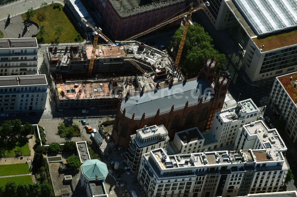 Luftaufnahme Berlin - Neubau eines Büro- und Geschäftshauses am Werderscher Markt Ecke Schinkelplatz im Ortsteil Mitte in Berlin, Deutschland