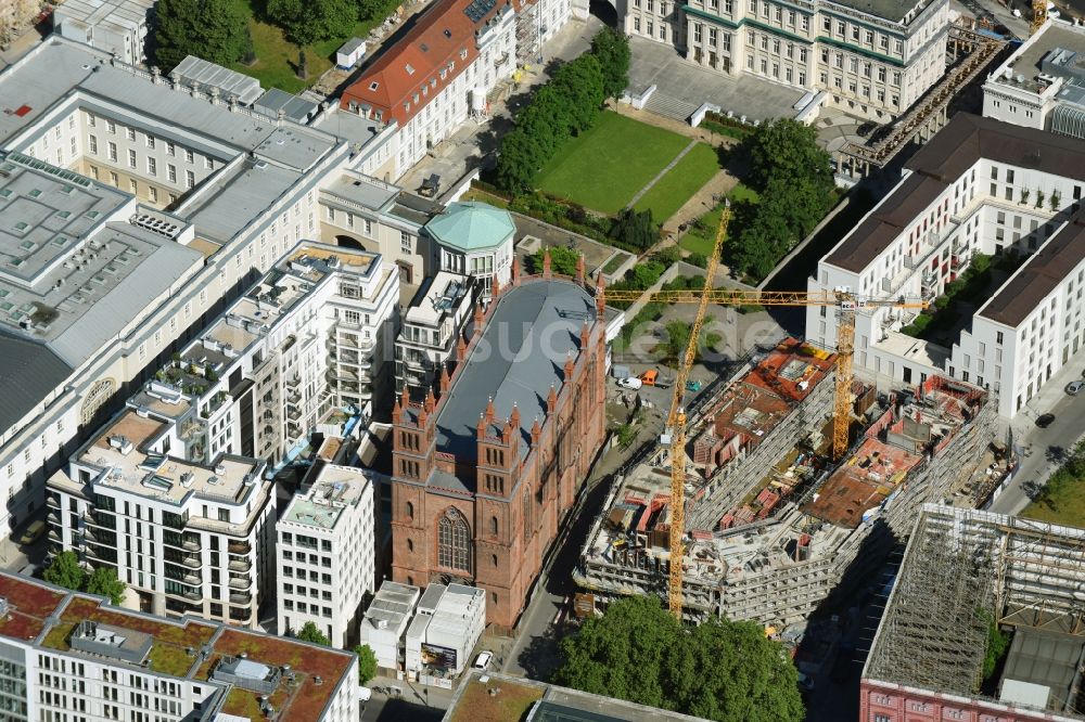 Berlin aus der Vogelperspektive: Neubau eines Büro- und Geschäftshauses am Werderscher Markt Ecke Schinkelplatz im Ortsteil Mitte in Berlin, Deutschland