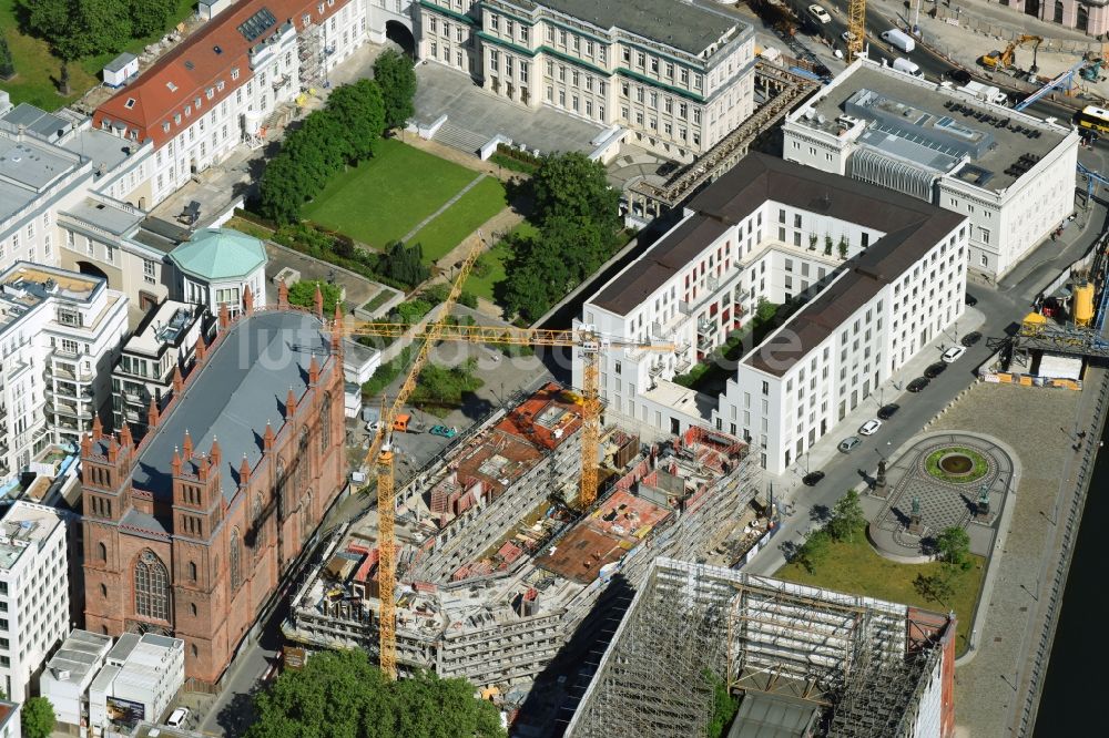 Luftbild Berlin - Neubau eines Büro- und Geschäftshauses am Werderscher Markt Ecke Schinkelplatz im Ortsteil Mitte in Berlin, Deutschland