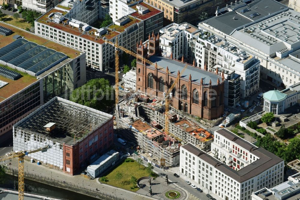 Luftaufnahme Berlin - Neubau eines Büro- und Geschäftshauses am Werderscher Markt Ecke Schinkelplatz im Ortsteil Mitte in Berlin, Deutschland