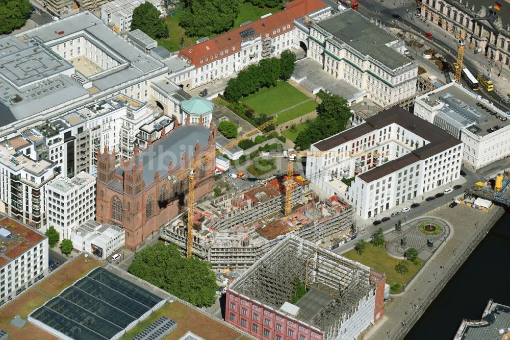 Berlin aus der Vogelperspektive: Neubau eines Büro- und Geschäftshauses am Werderscher Markt Ecke Schinkelplatz im Ortsteil Mitte in Berlin, Deutschland