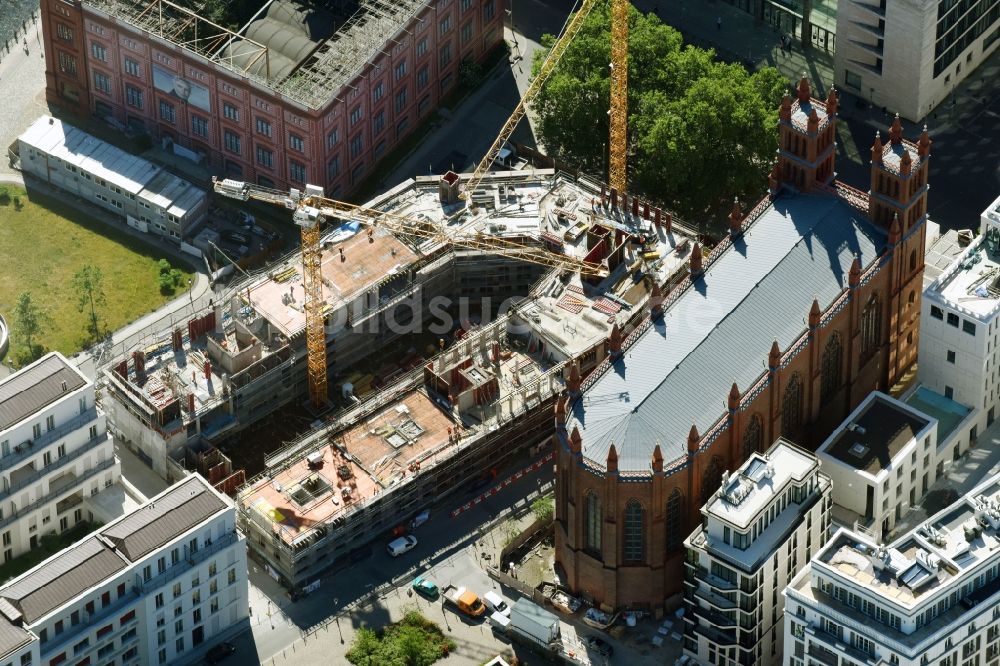 Berlin von oben - Neubau eines Büro- und Geschäftshauses am Werderscher Markt Ecke Schinkelplatz im Ortsteil Mitte in Berlin, Deutschland