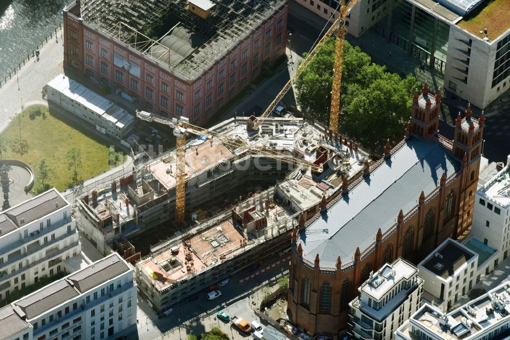 Berlin aus der Vogelperspektive: Neubau eines Büro- und Geschäftshauses am Werderscher Markt Ecke Schinkelplatz im Ortsteil Mitte in Berlin, Deutschland