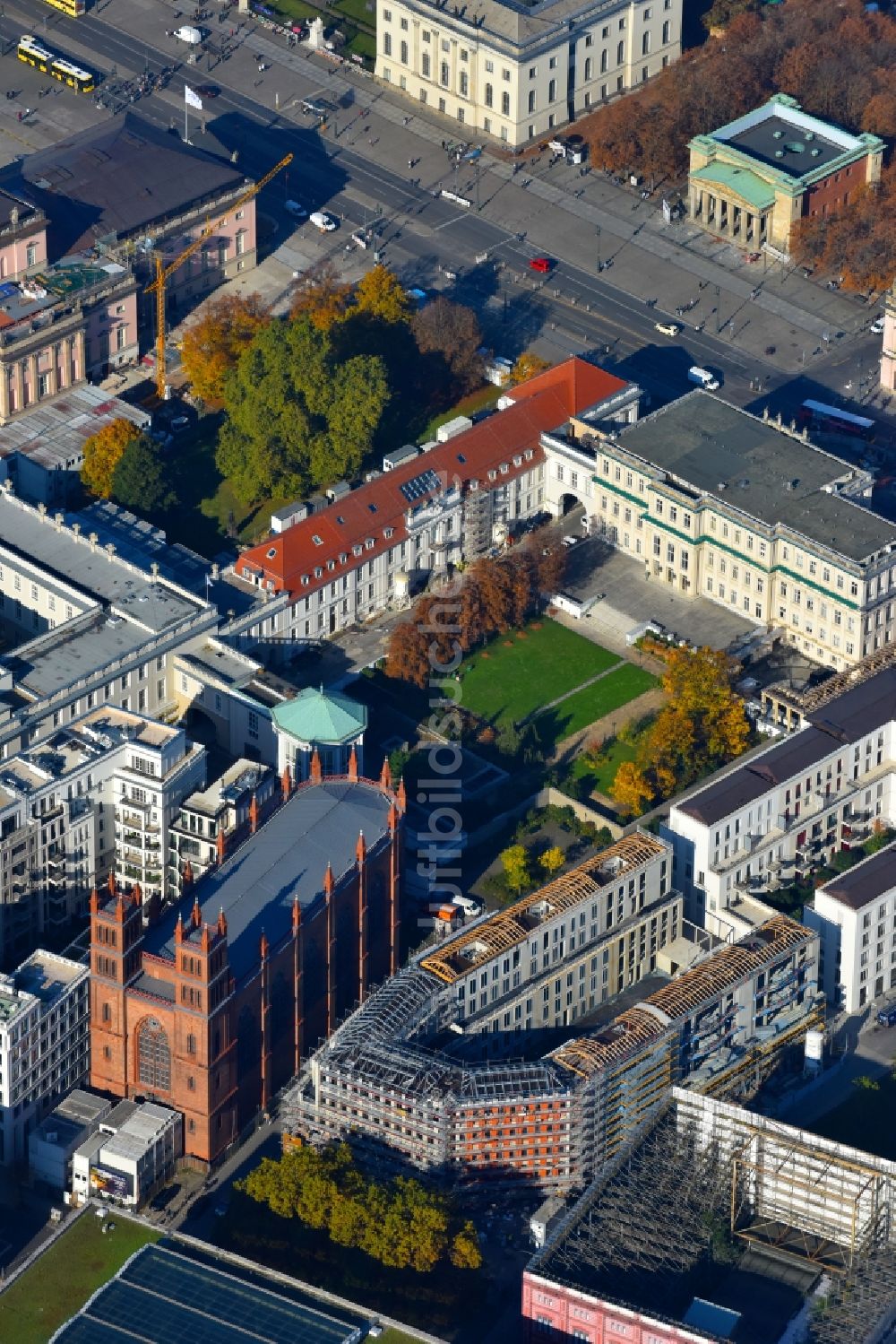 Berlin von oben - Neubau eines Büro- und Geschäftshauses am Werderscher Markt Ecke Schinkelplatz im Ortsteil Mitte in Berlin, Deutschland