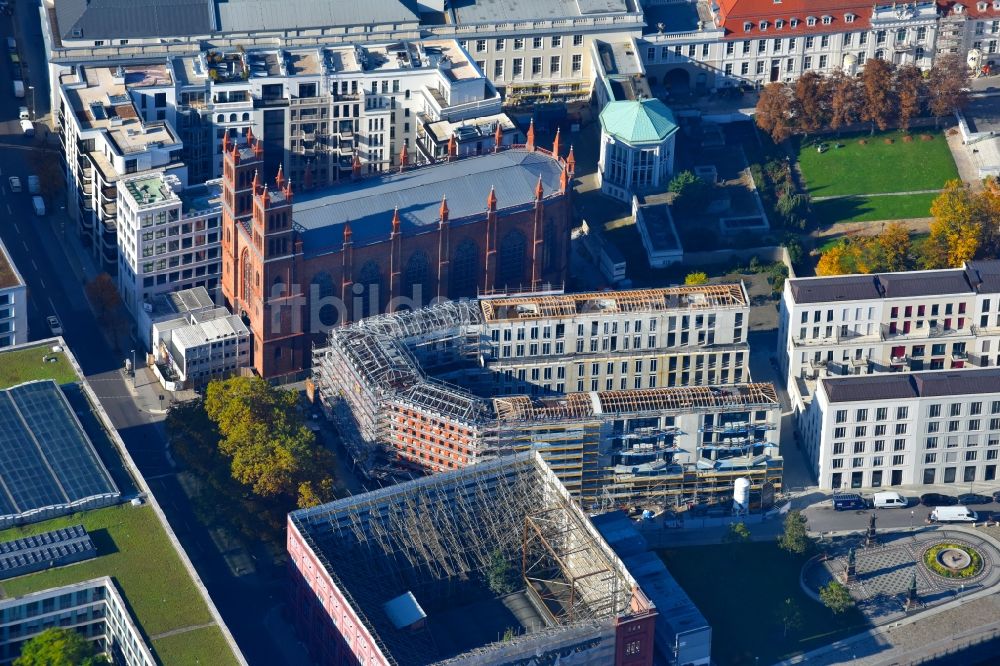 Berlin aus der Vogelperspektive: Neubau eines Büro- und Geschäftshauses am Werderscher Markt Ecke Schinkelplatz im Ortsteil Mitte in Berlin, Deutschland