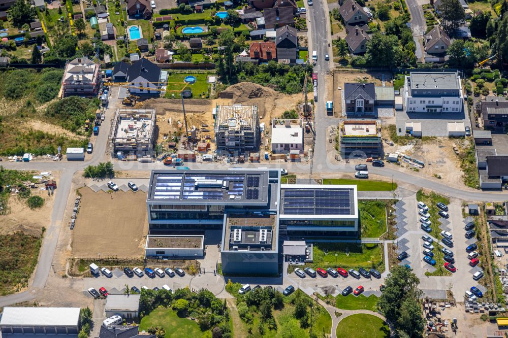 Luftaufnahme Voerde (Niederrhein) - Neubau eines Büro- und Verwaltungsgebäudes der Volksbank Rhein-Lippe in Voerde im Bundesland Nordrhein-Westfalen, Deutschland