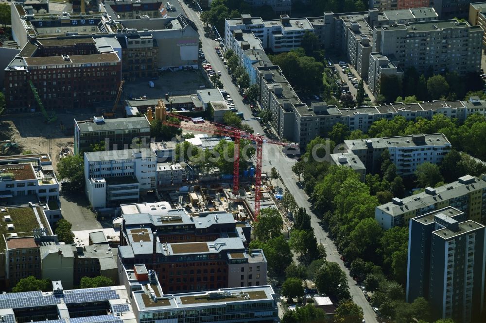 Berlin von oben - Neubau eines Bürogebäudes mit Einzelhandelsflächen - The Shelf im Ortsteil Kreuzberg in Berlin, Deutschland