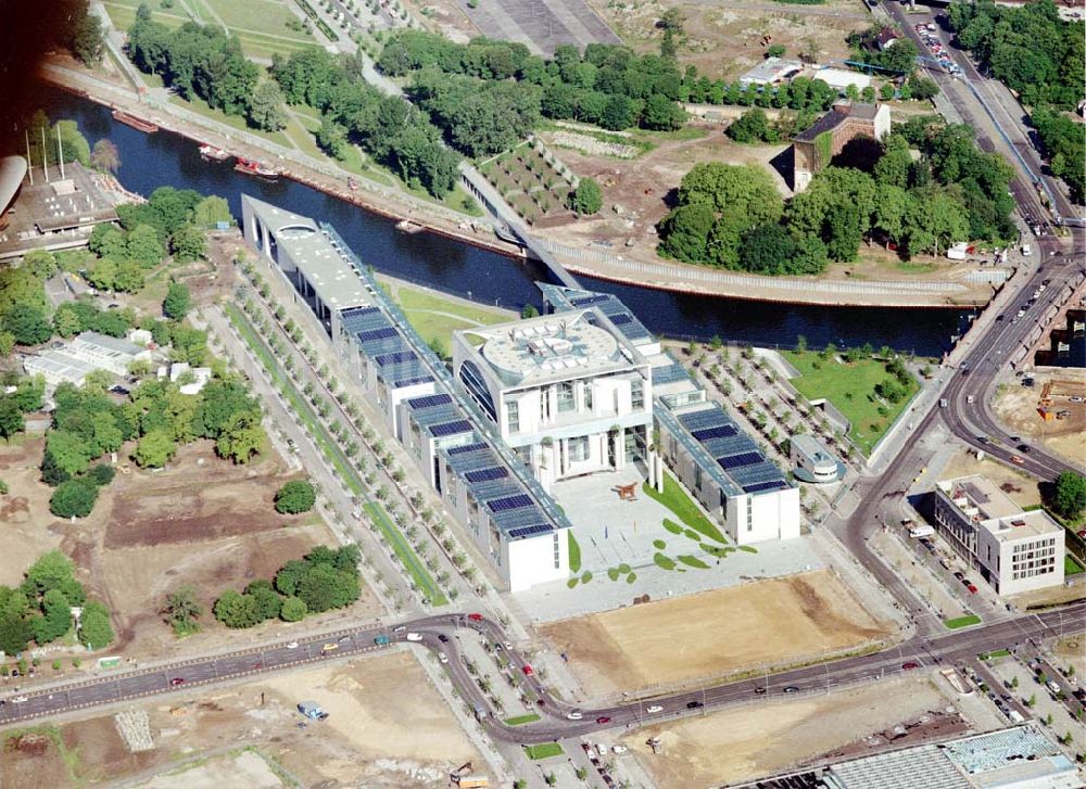 Berlin aus der Vogelperspektive: Neubau des Bundeskanzleramtes auf dem Spreebogen in Berlin - Tiergarten / Mitte.