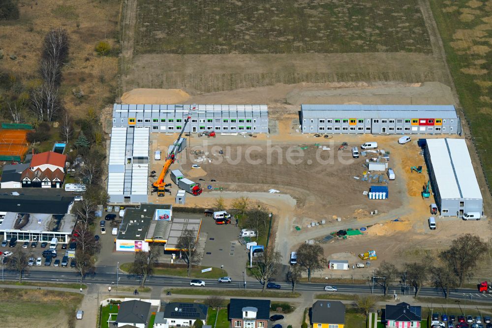 Falkensee aus der Vogelperspektive: Neubau Container- Siedlung als Behelfsunterkunft Unterkunft für Geflüchtete in Falkensee im Bundesland Brandenburg, Deutschland