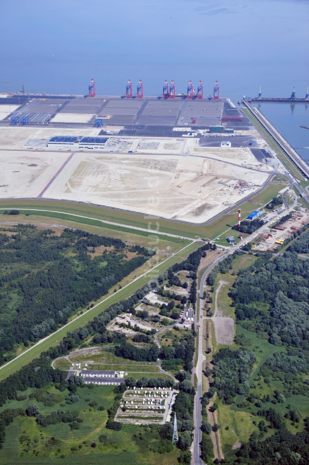 Wilhelmshaven aus der Vogelperspektive: Neubau der Containerterminals im Containerhafen des Überseehafen des Jade Weser Port ( JWP ) an der Nordsee in Wilhelmshaven im Bundesland Niedersachsen, Deutschland