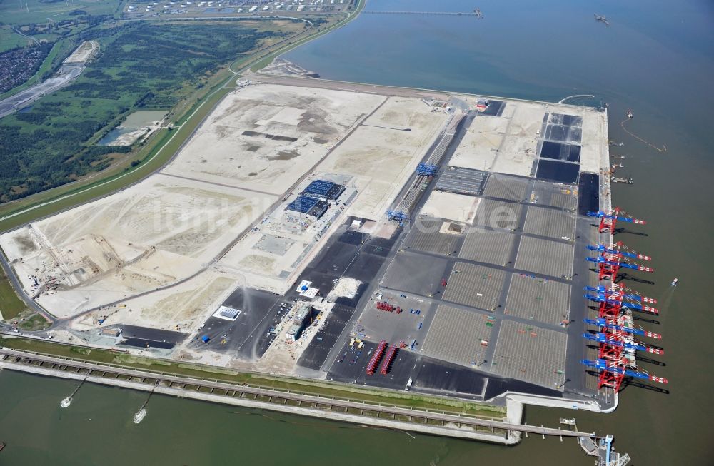 Wilhelmshaven von oben - Neubau der Containerterminals im Containerhafen des Überseehafen des Jade Weser Port ( JWP ) an der Nordsee in Wilhelmshaven im Bundesland Niedersachsen, Deutschland