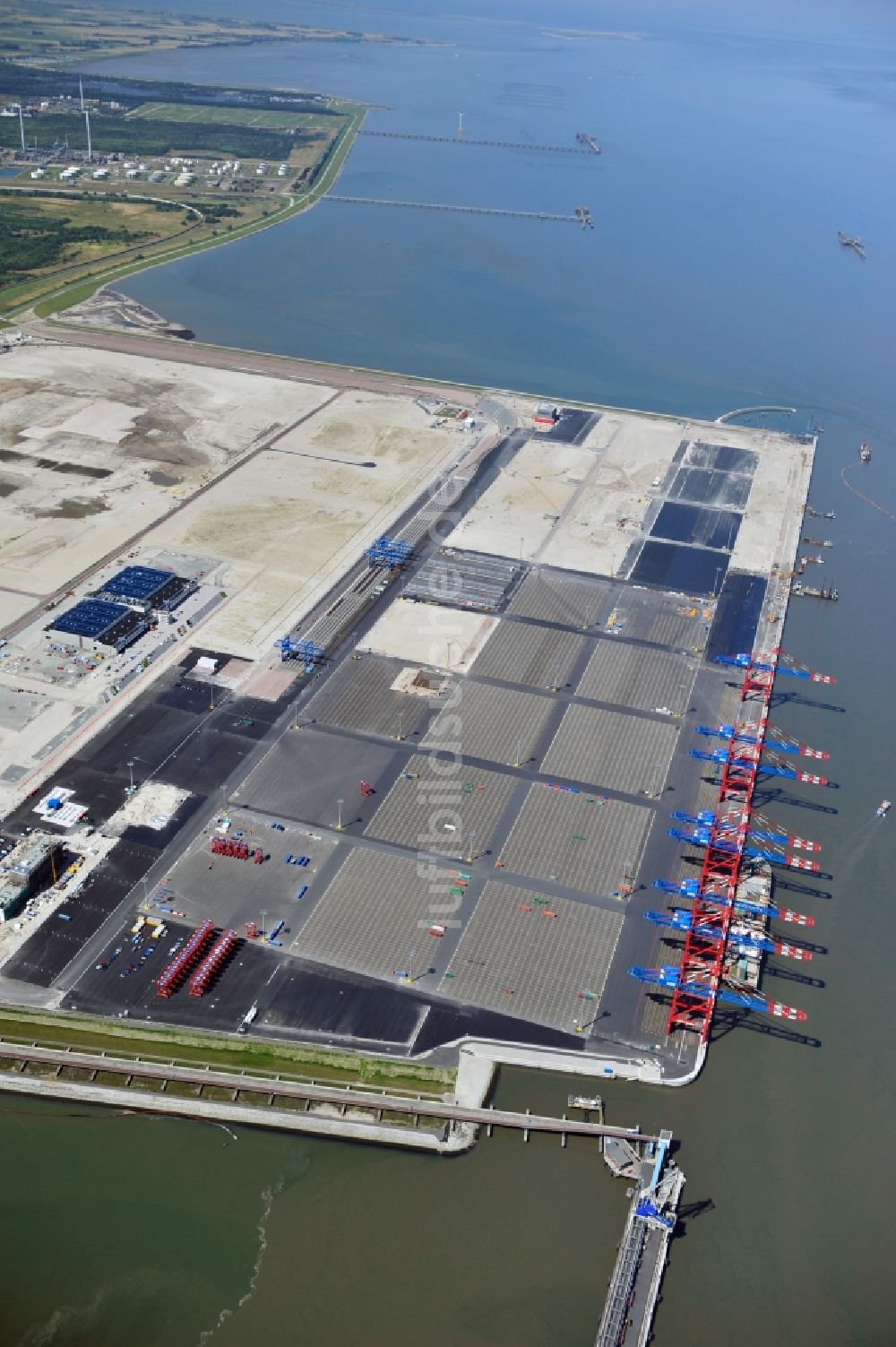 Wilhelmshaven aus der Vogelperspektive: Neubau der Containerterminals im Containerhafen des Überseehafen des Jade Weser Port ( JWP ) an der Nordsee in Wilhelmshaven im Bundesland Niedersachsen, Deutschland