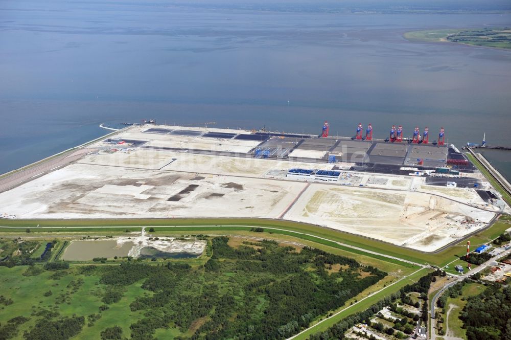 Luftbild Wilhelmshaven - Neubau der Containerterminals im Containerhafen des Überseehafen des Jade Weser Port ( JWP ) an der Nordsee in Wilhelmshaven im Bundesland Niedersachsen, Deutschland