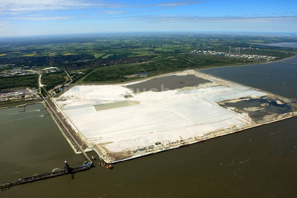 Luftaufnahme Wilhelmshaven - Neubau der Containerterminals im Containerhafen des Überseehafen des Jade Weser Port ( JWP ) an der Nordsee in Wilhelmshaven im Bundesland Niedersachsen, Deutschland