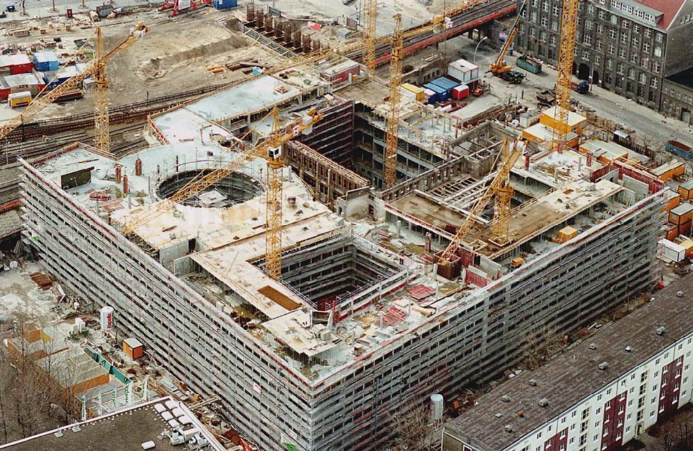 Berlin / Friedrichshain von oben - 26.03.1995 Neubau Dresdner Bank am Hauptbahnhof Berlin