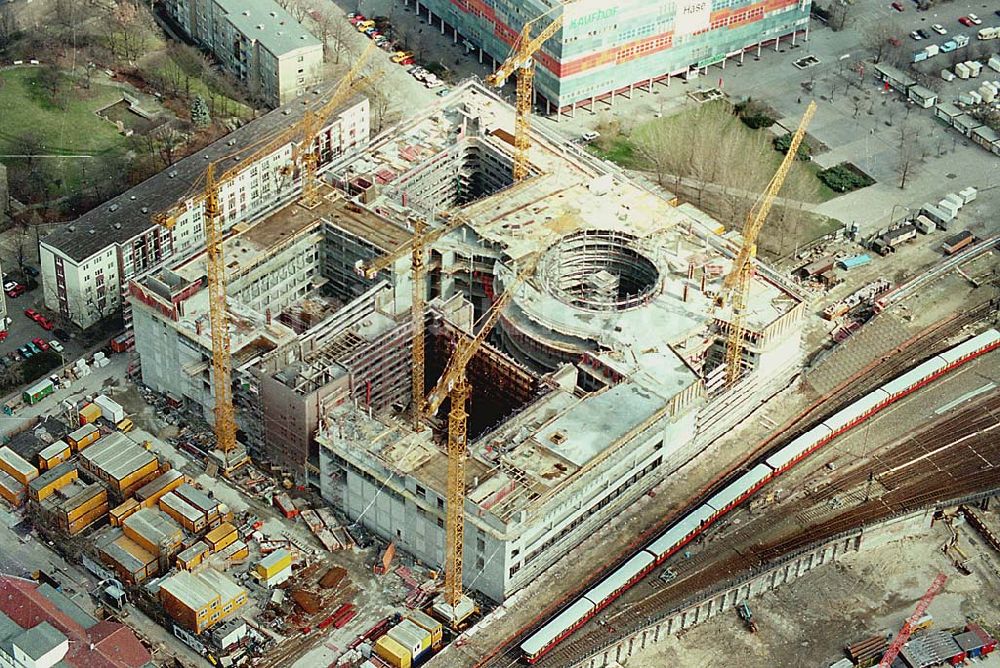 Luftbild Berlin / Friedrichshain - 26.03.1995 Neubau Dresdner Bank am Hauptbahnhof Berlin