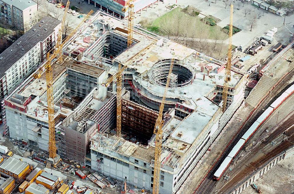 Luftaufnahme Berlin / Friedrichshain - 26.03.1995 Neubau Dresdner Bank am Hauptbahnhof Berlin