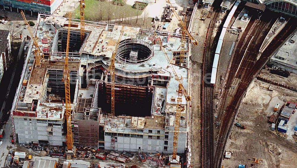 Berlin / Friedrichshain von oben - 26.03.1995 Neubau Dresdner Bank am Hauptbahnhof Berlin