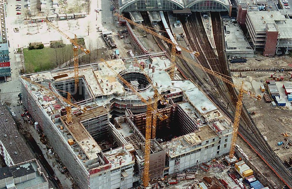 Berlin / Friedrichshain aus der Vogelperspektive: 26.03.1995 Neubau Dresdner Bank am Hauptbahnhof Berlin