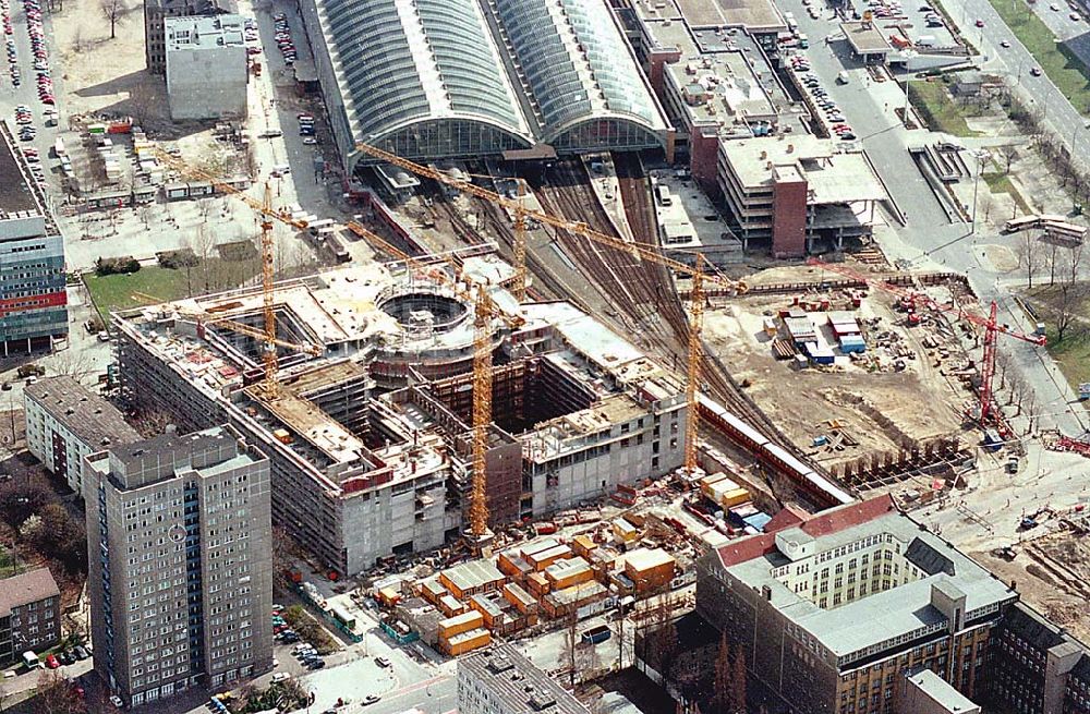 Luftaufnahme Berlin / Friedrichshain - 26.03.1995 Neubau Dresdner Bank am Hauptbahnhof Berlin