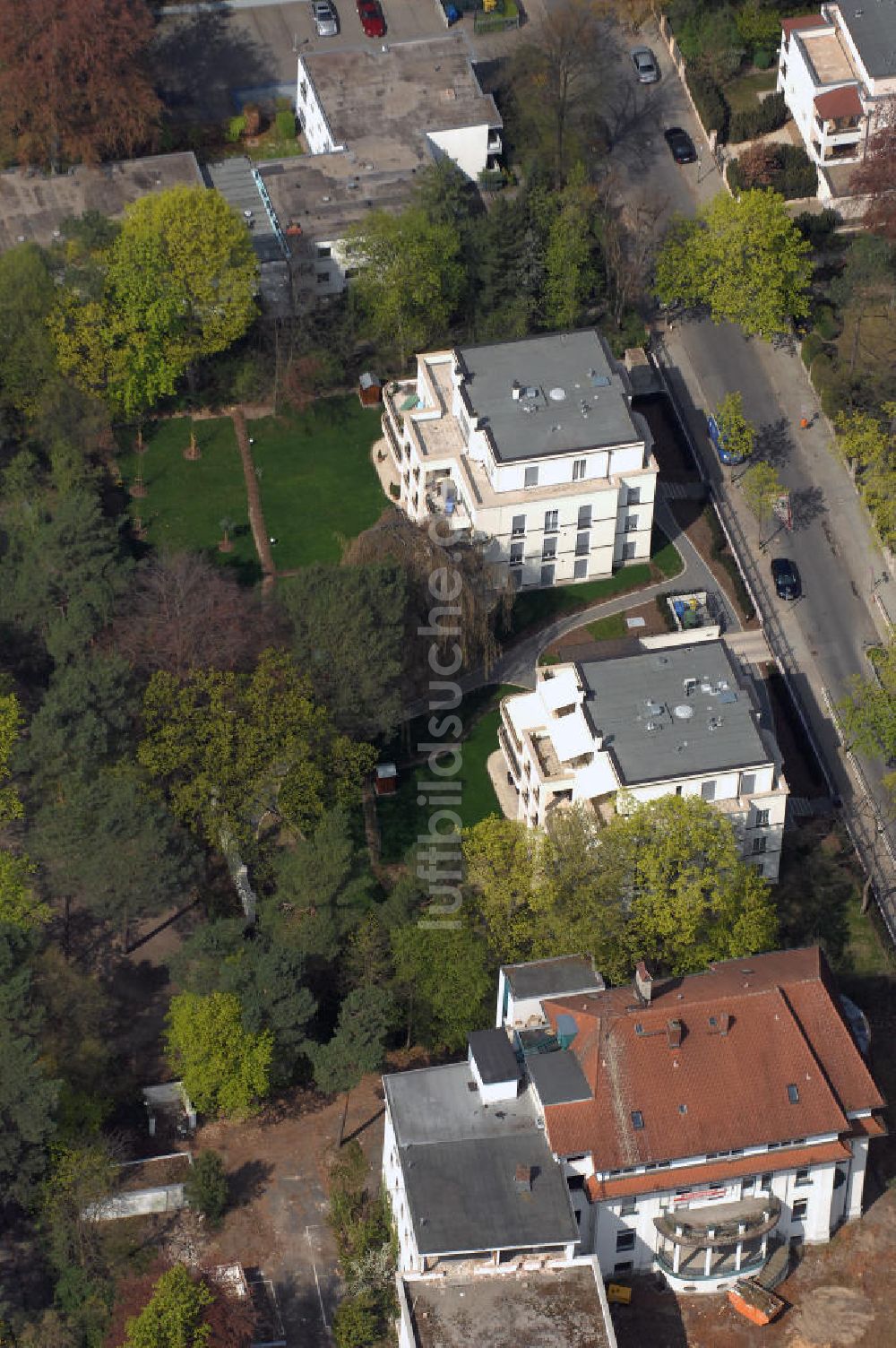 Berlin aus der Vogelperspektive: Neubau Einfamilienhäuser an der Delbrückstrasse 15 am Hubertussee in 14193 BERLIN