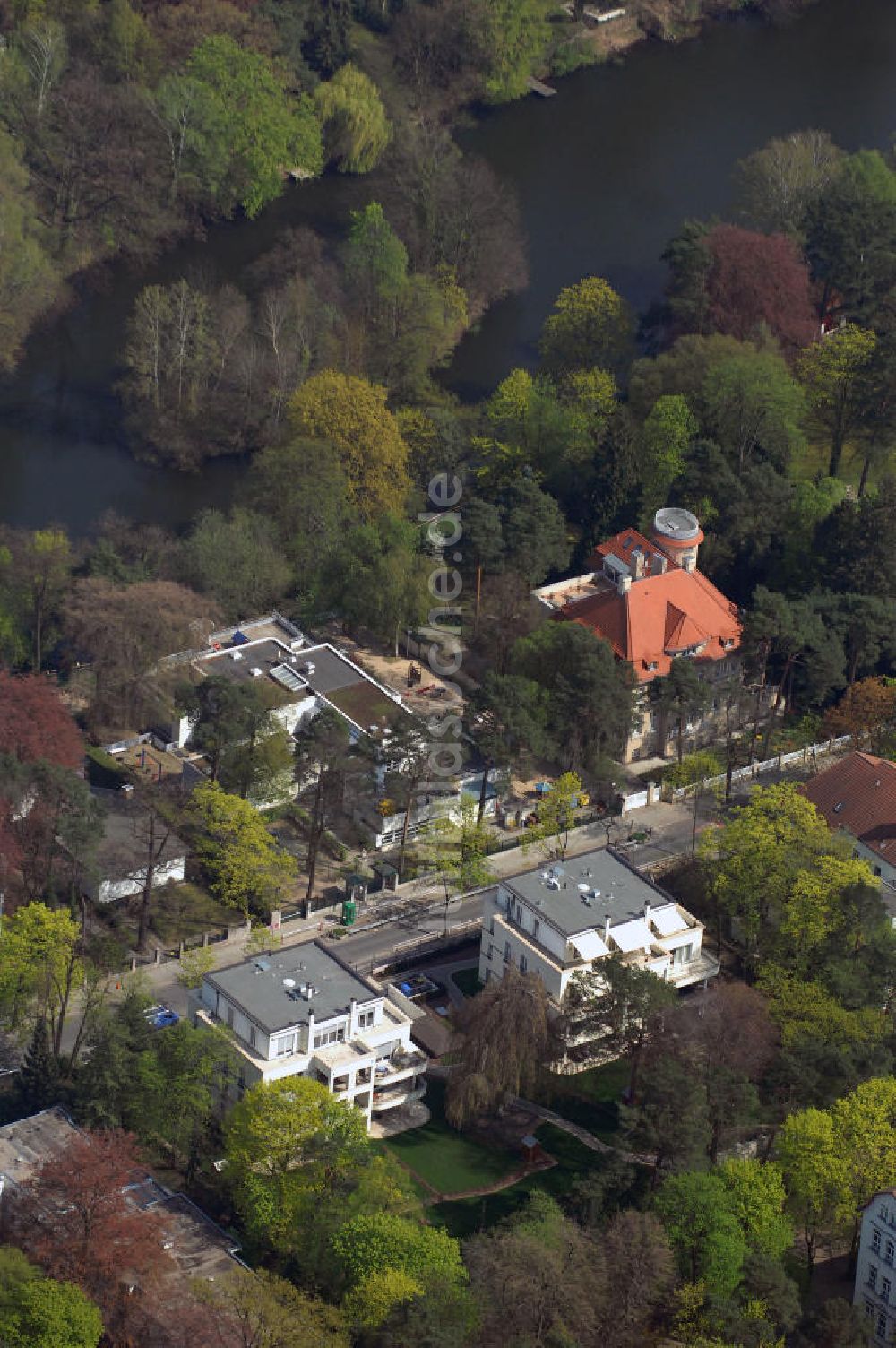 Berlin aus der Vogelperspektive: Neubau Einfamilienhäuser an der Delbrückstrasse 15 am Hubertussee in 14193 BERLIN