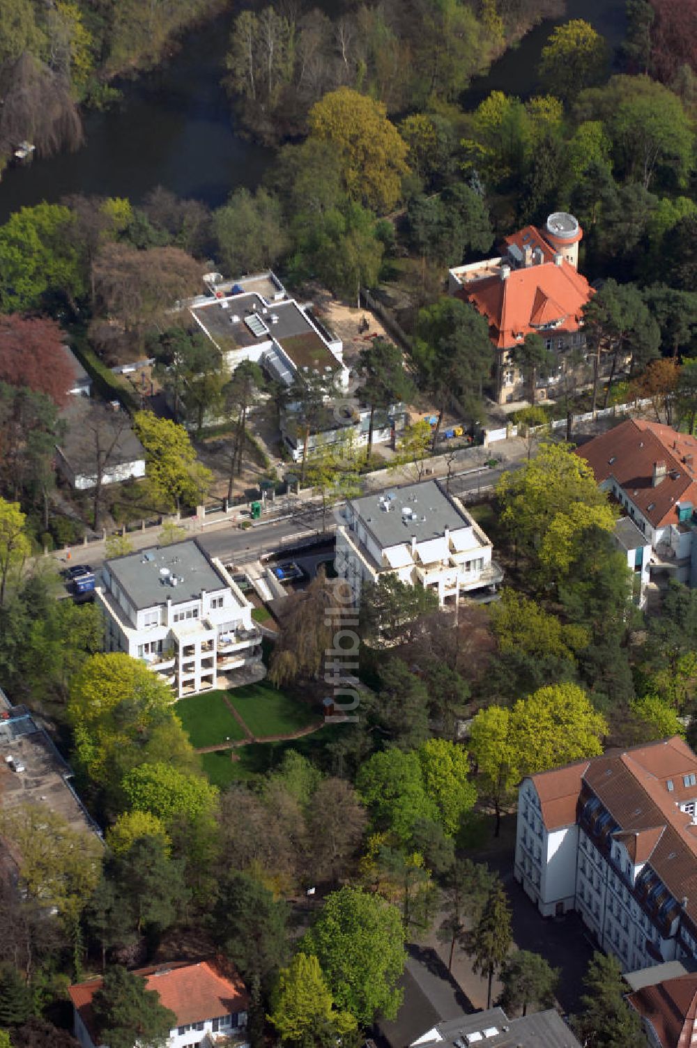 Luftbild Berlin - Neubau Einfamilienhäuser an der Delbrückstrasse 15 am Hubertussee in 14193 BERLIN