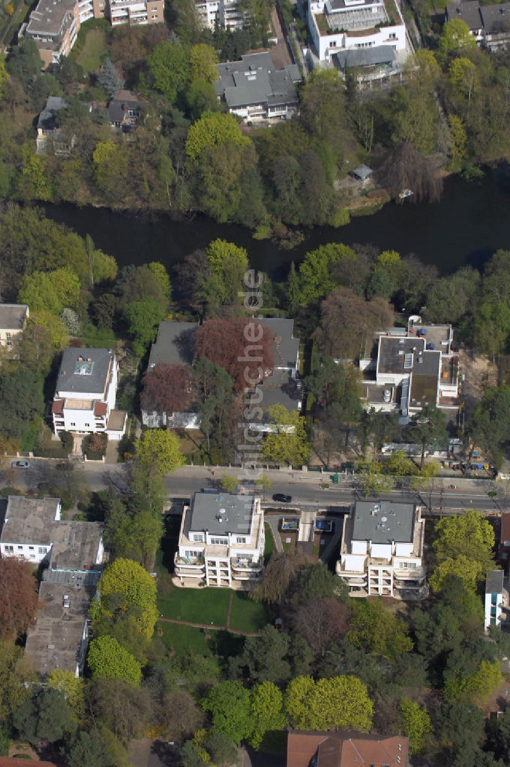 Berlin aus der Vogelperspektive: Neubau Einfamilienhäuser an der Delbrückstrasse 15 am Hubertussee in 14193 BERLIN