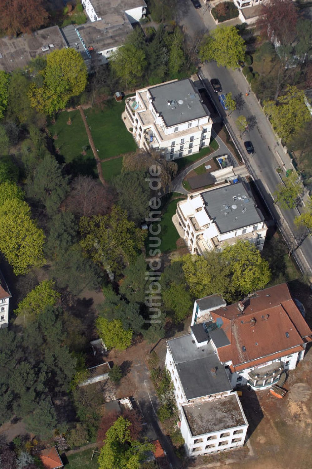 Berlin aus der Vogelperspektive: Neubau Einfamilienhäuser an der Delbrückstrasse 15 am Hubertussee in 14193 BERLIN