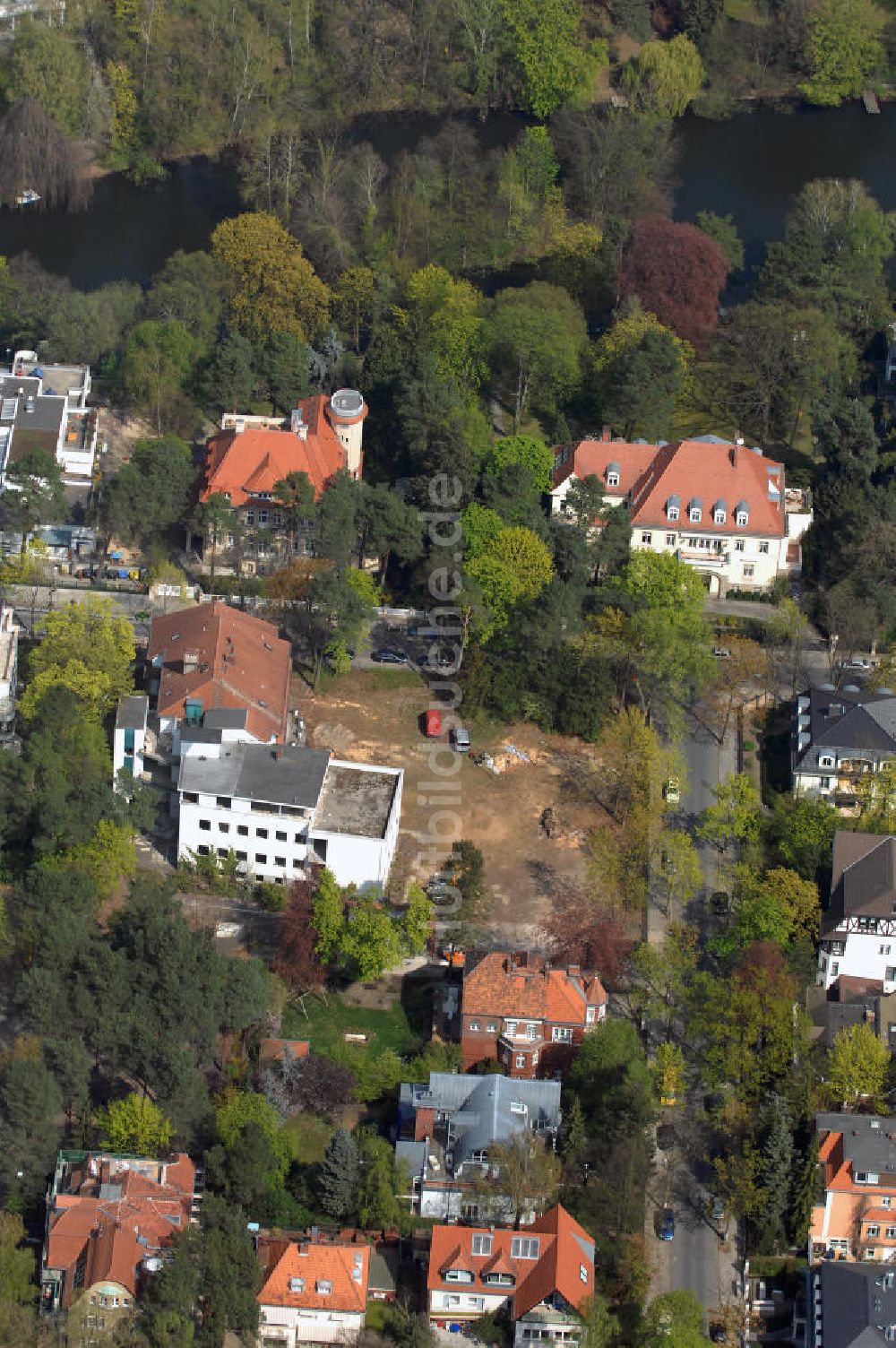 Berlin aus der Vogelperspektive: Neubau Einfamilienhäuser an der Delbrückstrasse 15 am Hubertussee in 14193 BERLIN