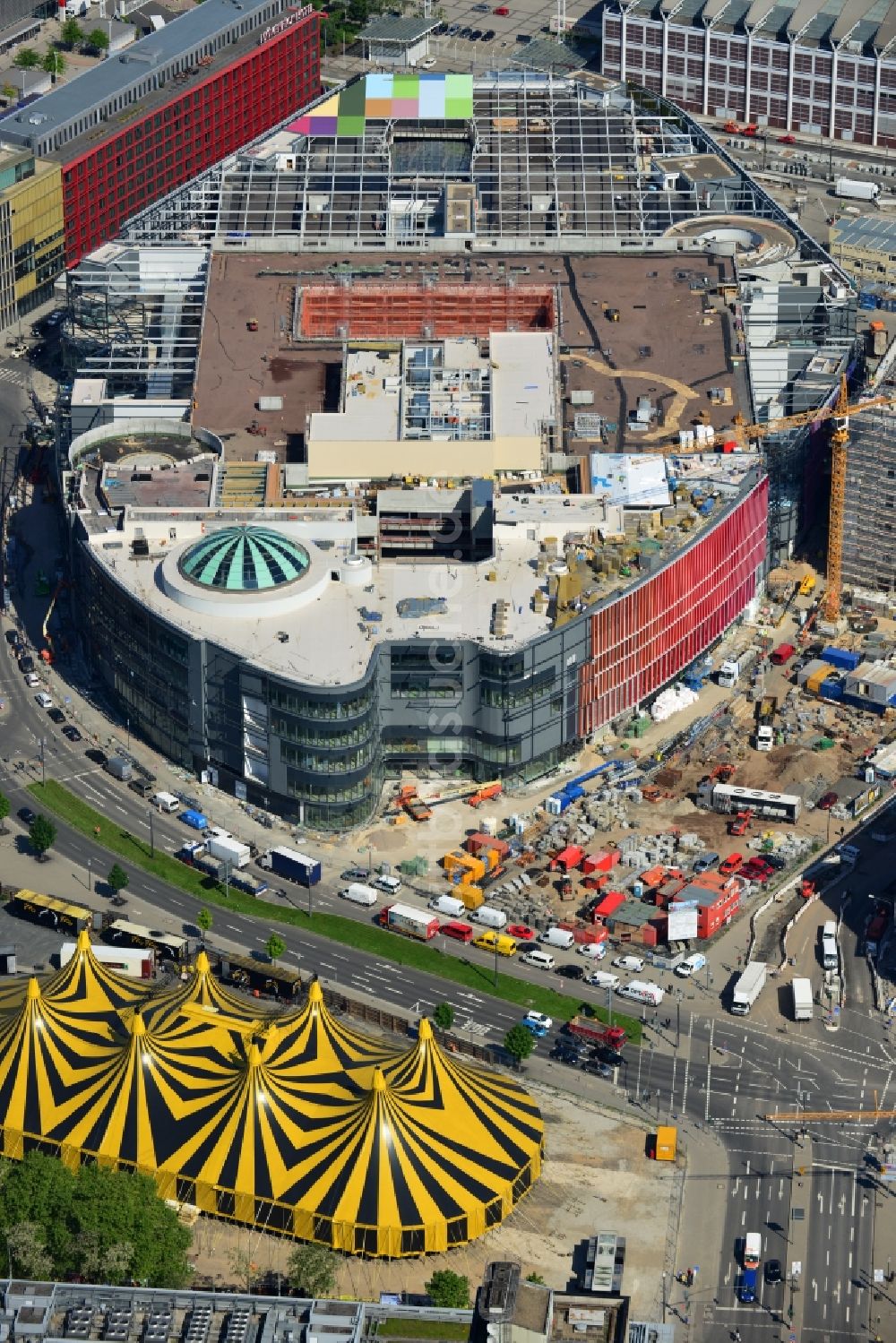 Frankfurt am Main aus der Vogelperspektive: Neubau des Einkaufs- Zentrum Skyline Plaza im Ortsteil Gallus in Frankfurt am Main im Bundesland Hessen, Deutschland