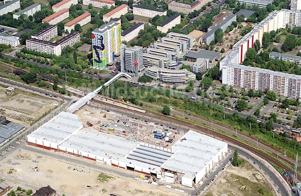 Berlin- Lichtenberg aus der Vogelperspektive: Neubau eines Einkaufscenters an der S- Bahn Storkower Str. in Berlin- Lichtenberg / Berlin.