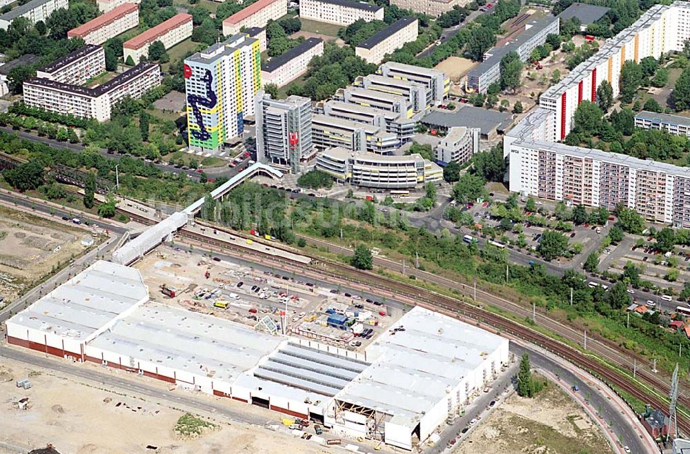 Luftbild Berlin- Lichtenberg - Neubau eines Einkaufscenters an der S- Bahn Storkower Str. in Berlin- Lichtenberg / Berlin.