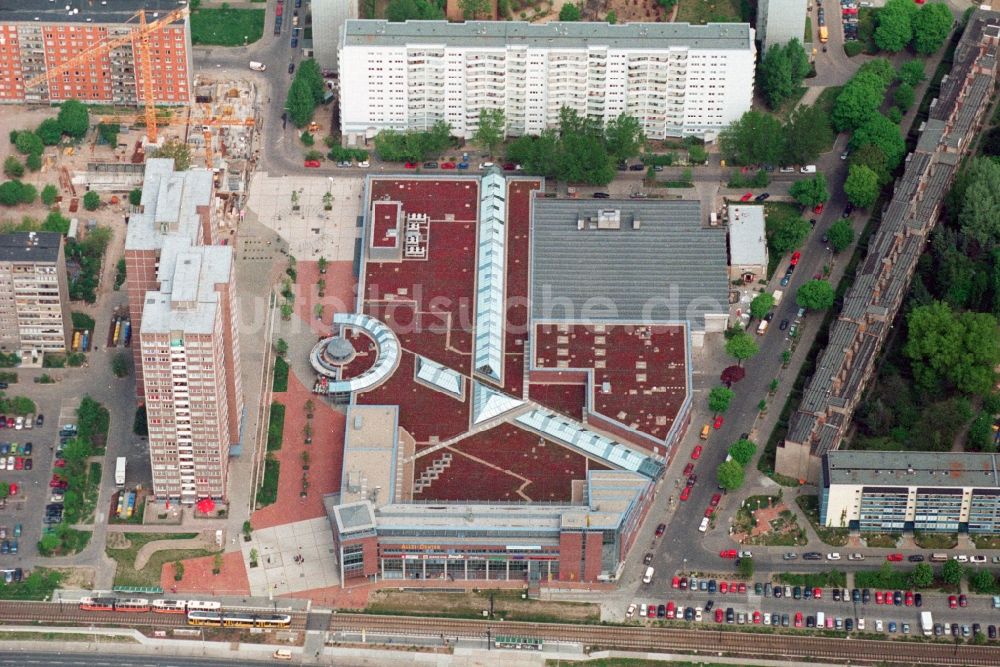 Berlin Hohenschönhausen aus der Vogelperspektive: Neubau des Einkaufszentrums Allee-Center der ECE an der Landsberger Allee in Berlin - Hohenschönhausen