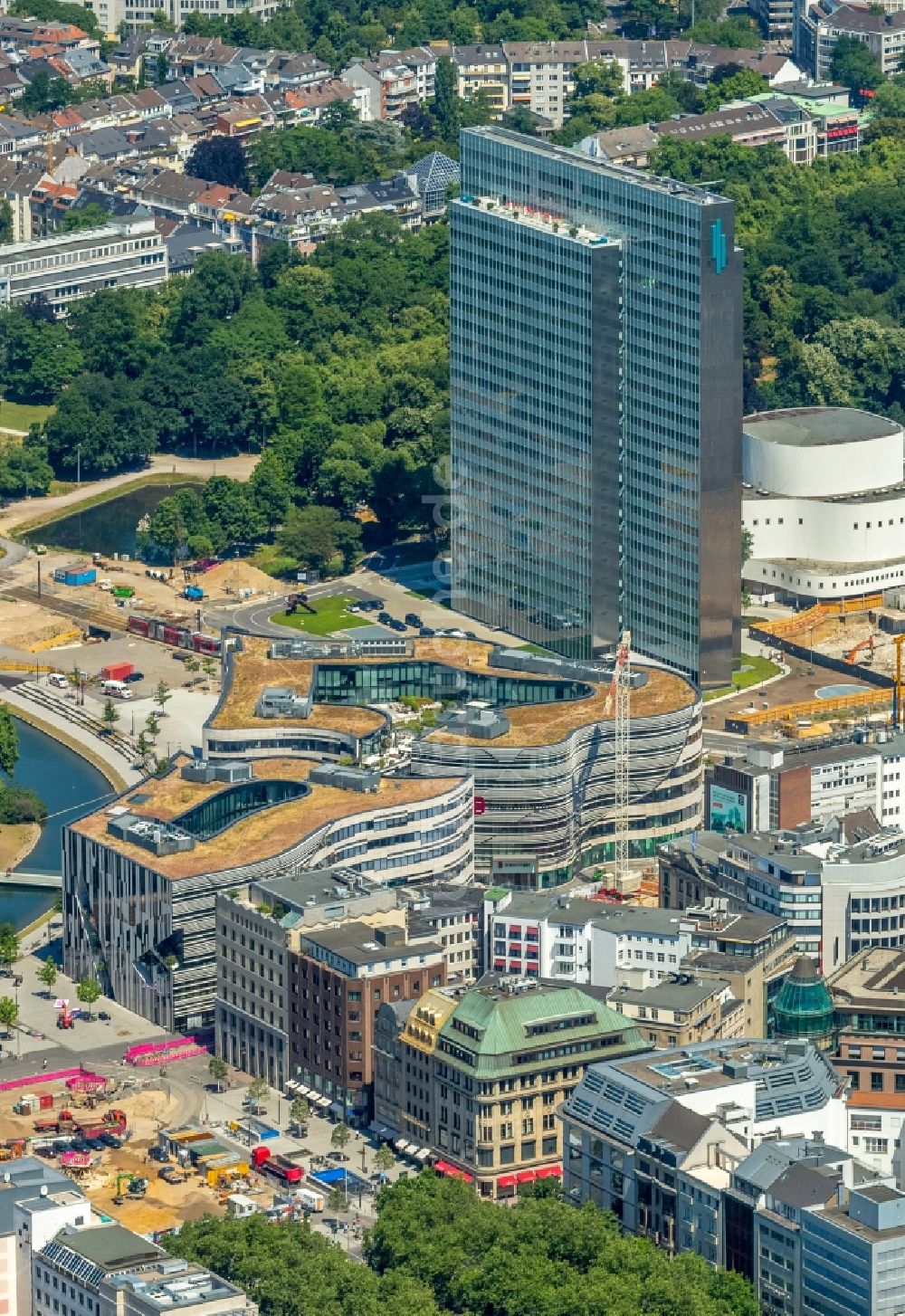 Düsseldorf aus der Vogelperspektive: Neubau einer Einzelhandels- und Büroimmobilie „ Kö-Bogen “ in Düsseldorf im Bundesland Nordrhein-Westfalen