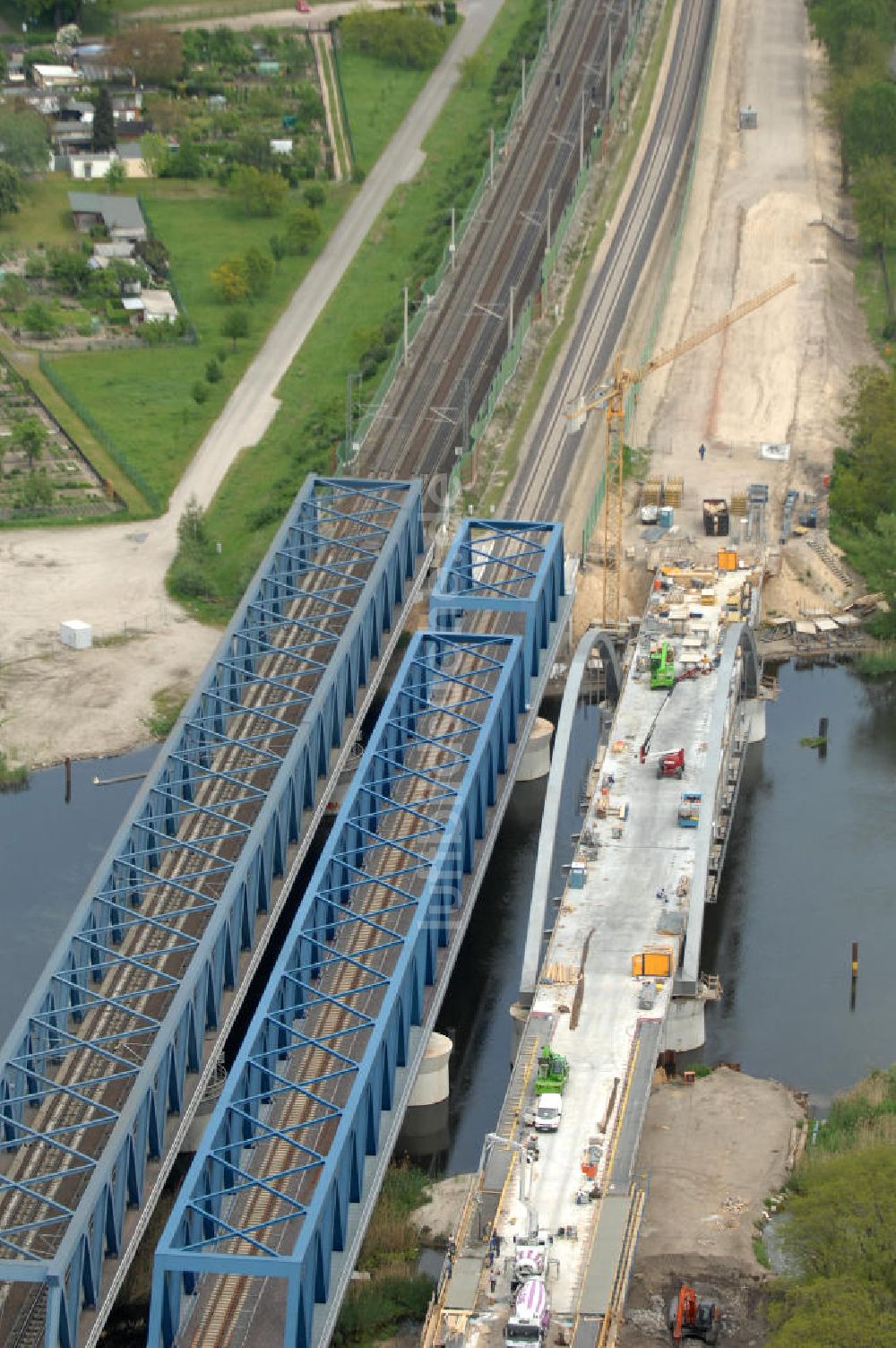 Rathenow aus der Vogelperspektive: Neubau der Eisenbahnüberführung Havelbrücke Rathenow