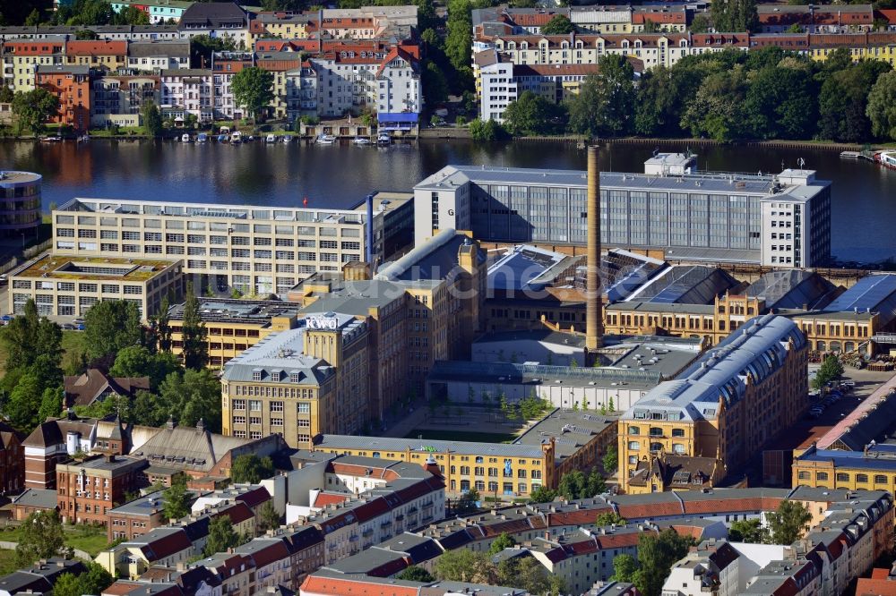 Luftbild Berlin - Neubau der Fachhochschule für Technik und Wirtschaft FHTW am Ufer der Spree auf dem ehemaligen Industriegebiet des KWO im Stadtteil Schöneweide von Berlin