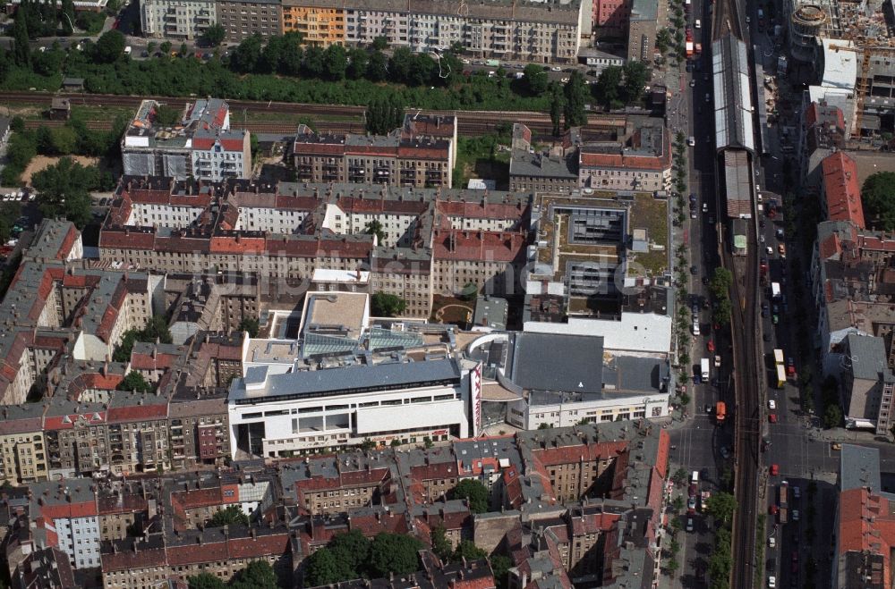 Luftaufnahme Berlin Prenzlauer Berg - Neubau Filmtheater - Kino CINEMAX an der Schönhauser Allee im Stadtbezirk Prenzlauer Berg von Berlin 